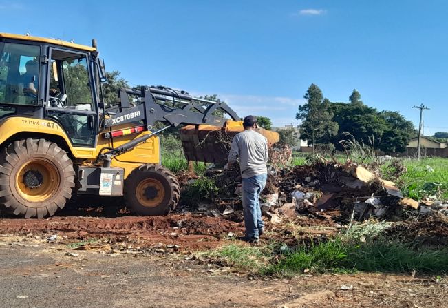 Departamento de Obras realiza ação de limpeza e recolhe mais de 500 toneladas de lixo e entulhos em diversos pontos de Paraguaçu