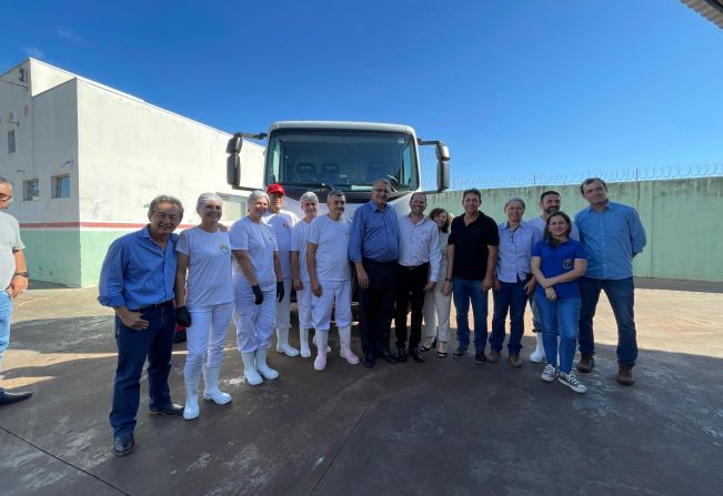 Prefeitura realiza a entrega de caminhão isotérmico à Associação de Produtores de Leite de Paraguaçu Paulista