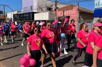 Foto - Caminhada da Associação do Câncer reforça conscientização em Paraguaçu Paulista 