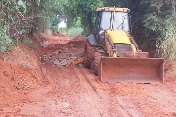 Mais um trecho de estrada rural entre Paraguaçu e Lutécia sendo reparado pela Cavalaria do Obras