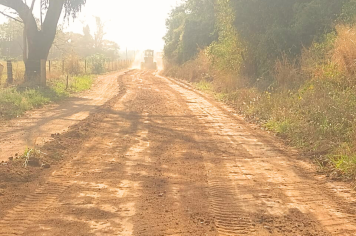 Secretaria de Obras da Prefeitura melhora tráfego em estrada rural do bairro Mombuca