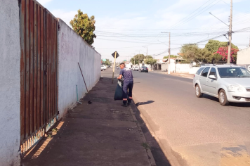 Prefeitura reforça limpeza e alerta contra descarte irregular na calçada do Estádio Municipal