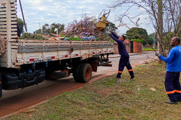 Mais uma vez... Amontoado de lixo descartado irregularmente é retirado da 
