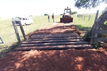 Prefeitura segue recuperando mata-burros para melhor deslocamento de veículos na zona rural