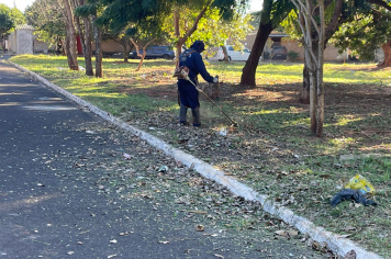 Prefeitura realiza limpeza completa em praça do Conjunto Aldo Paes Leme