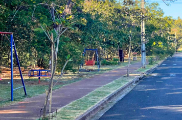 Serviços de roçagem e limpeza revitalizam praça no Residencial Viena