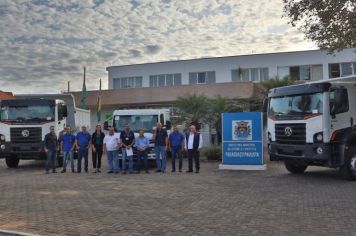Prefeitura Municipal adquire três caminhões com recursos próprios para o Departamento de Obras