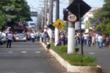 Emoção e grande presença popular marcam o sepultamento de Carlos Arruda Garms