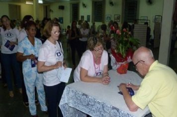 Durante Noite de Autógrafos, escritor paraguaçuense esgota exemplares de seu novo livro “Janelas para a vida” 