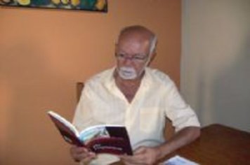 Romulo Nétto, um artesão das palavras, faz doação de suas obras para a biblioteca de Paraguaçu