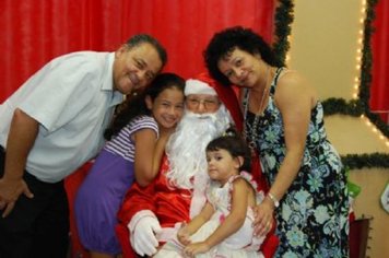 Primeira Dama Sônia visita Casa Abrigo e Casa do Papai Noel durante doação de brinquedos