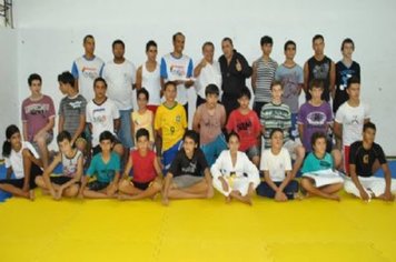 Alunos do projeto “Alunos hoje, atletas amanhã” recebem uniformes para treino 