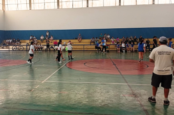 Jogos Escolares agitam o Ginásio Caramuru com disputas de futsal masculino e feminino