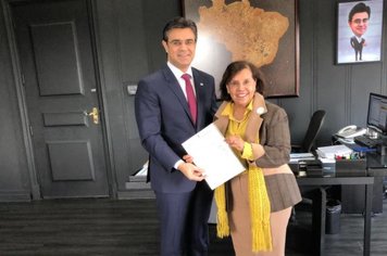 Prefeita entrega pedidos de Paraguaçu para o governador em exercício, Rodrigo Garcia