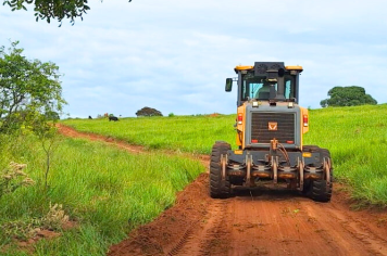 Departamento Municipal de Obras realiza manutenção em estrada rural no Campinho