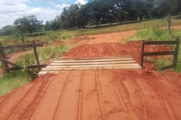 Prefeitura realiza manutenção de mata-burros na zona rural e melhora acesso ao bairro Brumado