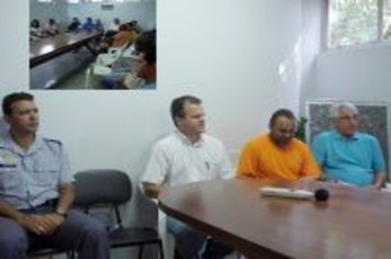 Prefeitura e PM reúnem proprietários de “carros de som” para melhorar o funcionamento do serviço
