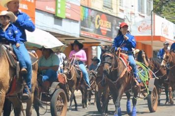 Cavalgada atrai grande número de pessoas e abre as comemorações da Expo Paraguaçu