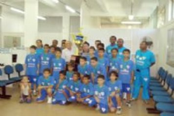 Prefeito recebe visita dos campeões brasileiros sub-12