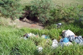 Usuários de chácaras alugadas para festas descartam lixo em rodovias e bueiros