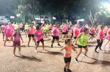 Zumba nas escadarias da Matriz colore a cidade de rosa em noite de saúde e conscientização