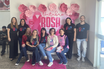 Pacientes do CEM são recebidos com música, informação e testagem da campanha do Outubro Rosa