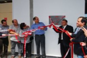 Paulo Skaf, Almira e Filhos, ao lado do prefeito Ediney denominam a Escola Sesi “Carlos Arruda Garms”