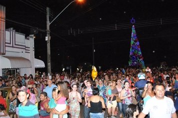 População lota avenida e recebe com alegria e emoção o Papai Noel, abrindo EnCantos de Natal