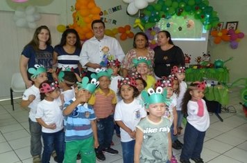 Alunos de escolas municipais e de projetos esportivos, sociais e culturais comemoram Semana da Criança