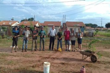 Departamento de Obras e do Meio Ambiente plantam 250 mudas de árvores no Lina Leuzzi