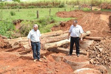 Prefeito acompanha obra de recuperação da ponte no Saltinho