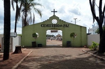 Prefeitura Municipal realiza limpeza e pequenos reparos nos cemitérios para Dia de Finados