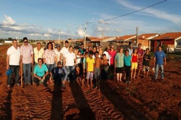 Prefeitura Municipal realiza plantio de árvores no Bairro Dona Lina Leuzzi