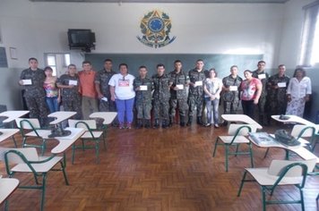 TG de Paraguaçu comemora aniversariantes com festa militar