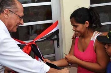 Famílias contempladas com casas da CDHU já estão com as chaves dos imóveis