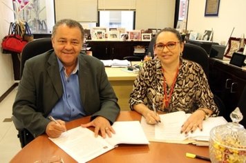 Prefeito assina convênios em SP e Paraguaçu terá quase um milhão para investimentos em Turismo