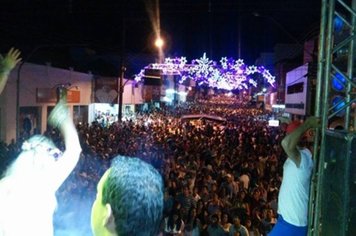 Mais de 10 mil pessoas lotam avenida Paraguaçu para um grande Reveillon