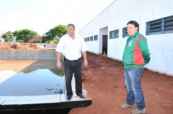 Prefeito Ediney visita obras da Piscina Pública de Paraguaçu