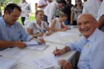 Arruda assina mais um convênio e Paraguaçu recebe veículo do Programa Ônibus Escolar do Governador José Serra