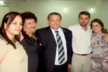Ao lado da família, Prefeito Ediney toma posse e homenageia Carlos Arruda Garms