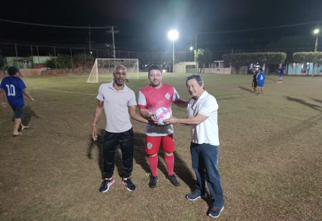 Prefeito Antian entrega iluminação do campo suíço da Vila Nova