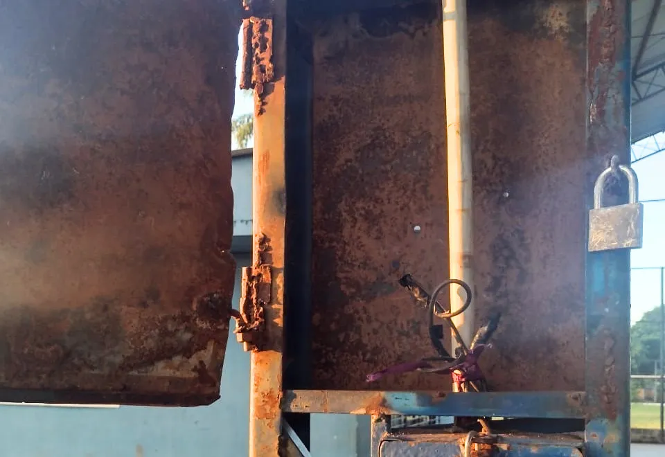 Danos à quadra da Vila Gammon mobilizam investigação; câmeras e BO devem apontar responsáveis