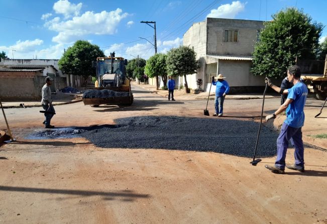 Departamento de Obras segue realizando Operação tapa buracos pelos bairros da cidade