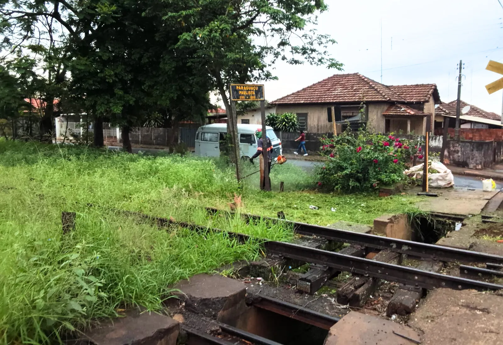Paraguaçu amplia limpeza na linha férrea para eliminar descarte de lixo e possíveis focos de dengue 