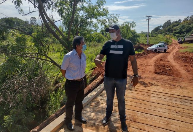 Prefeitura entrega reforma de ponte no Bairro Brumado