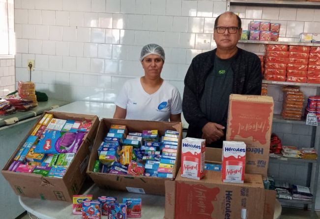 Prefeitura Municipal entrega leite e gelatina para a Santa Casa de Misericórdia