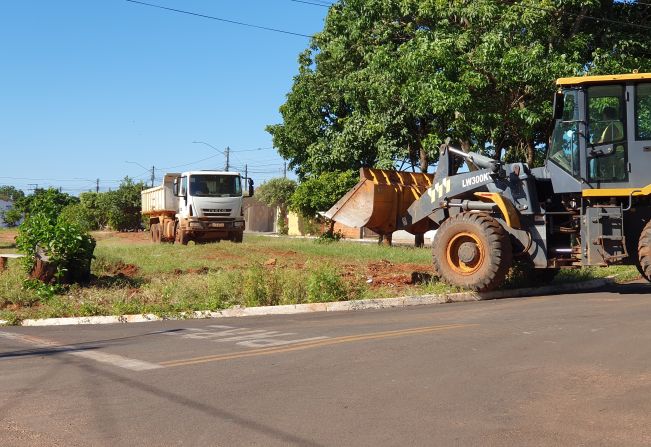 Ação segue no Conjunto Mário Covas com poda e retirada de lixo irregular em locais públicos