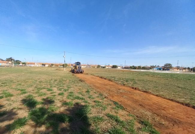 Prefeitura Municipal inicia obra do campo de futebol para os esportistas do Conjunto Habitacional Dona Lina Leuzzi