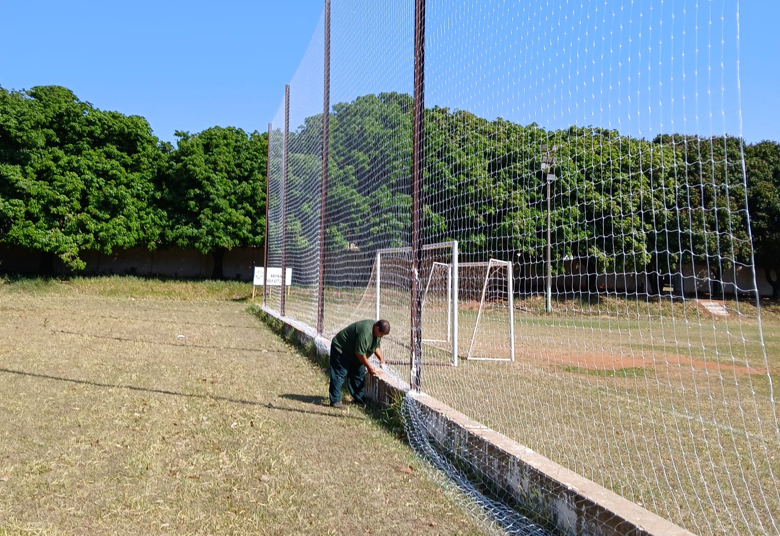 Campo de Futebol Suíço ganha nova rede de proteção para atletas e moradores