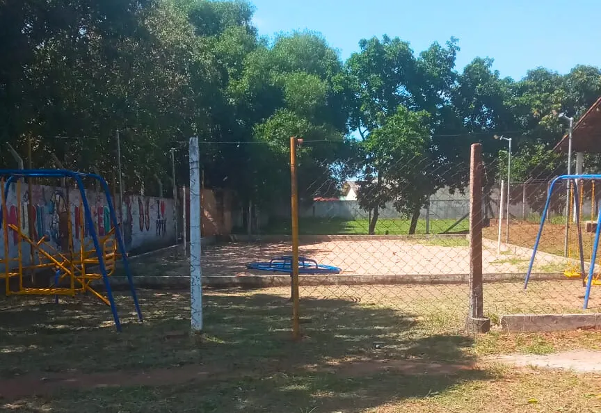 Quadra de vôlei de areia revitalizada é entregue à população no Jardim Murilo Macedo